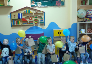 Chłopcy z grupy KRASNALI z balonami